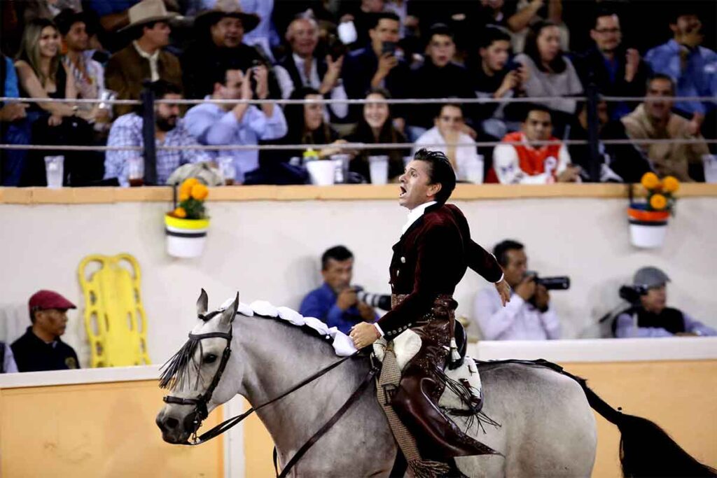 En la corrida de toros de la noche de muertos el rejoneador Tarik Othón tomó la alternativa