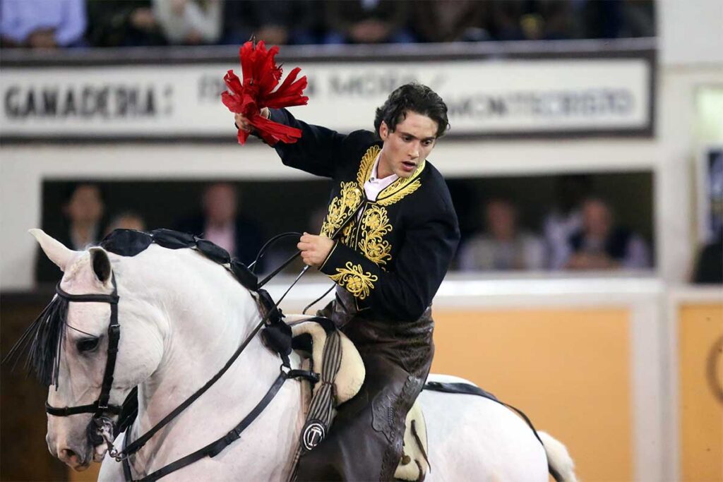 En la corrida de toros de la noche de muertos el rejoneador Tarik Othón tomó la alternativa