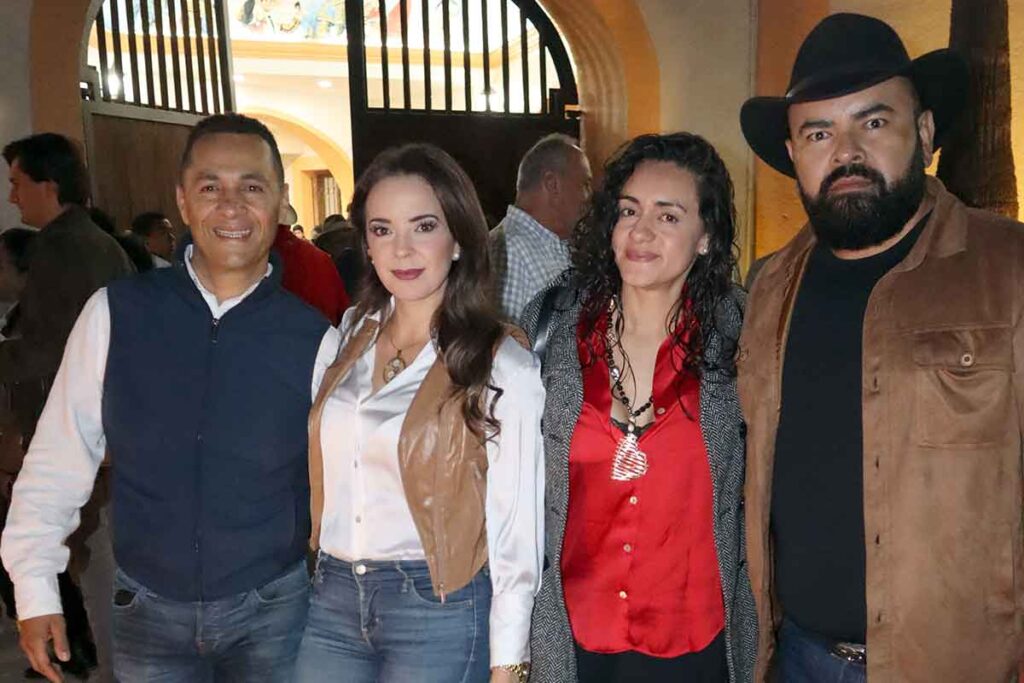 En la corrida de toros de la noche de muertos el rejoneador Tarik Othón tomó la alternativa