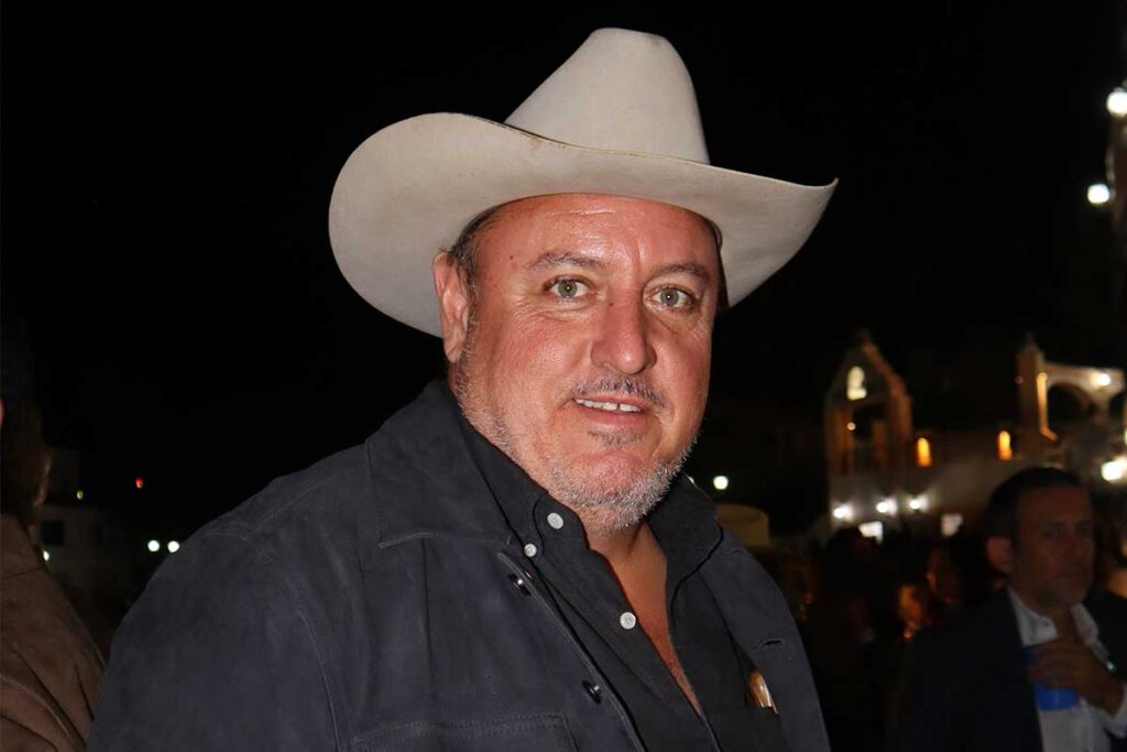 En la corrida de toros de la noche de muertos el rejoneador Tarik Othón tomó la alternativa