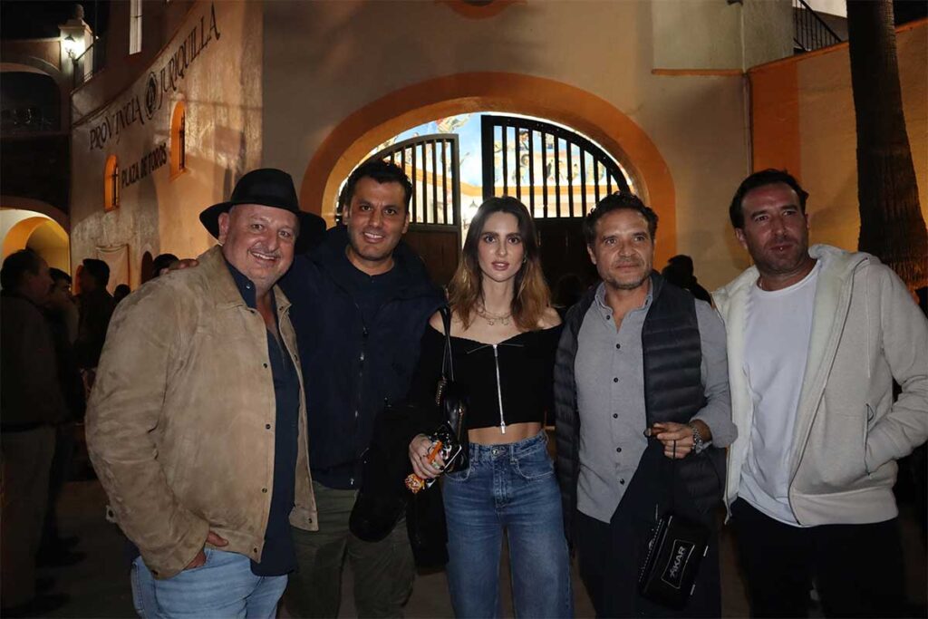 En la corrida de toros de la noche de muertos el rejoneador Tarik Othón tomó la alternativa
