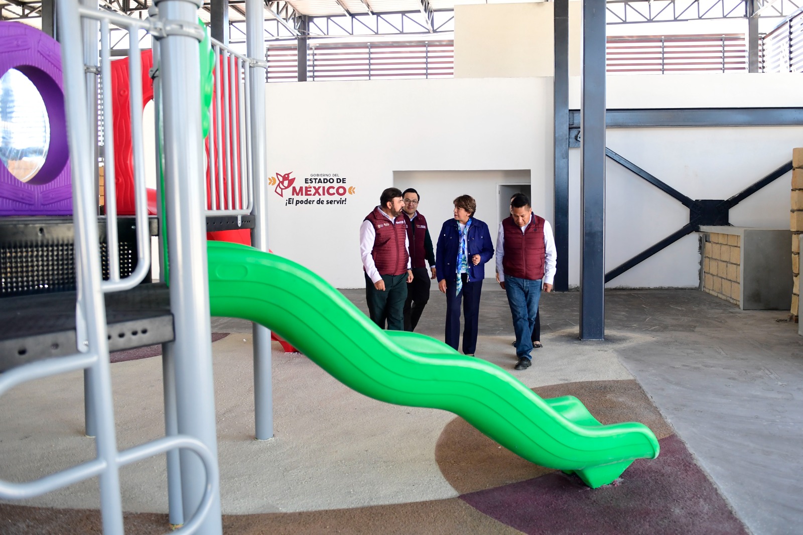 Autoridades estatales y municipales celebran la apertura del mercado.