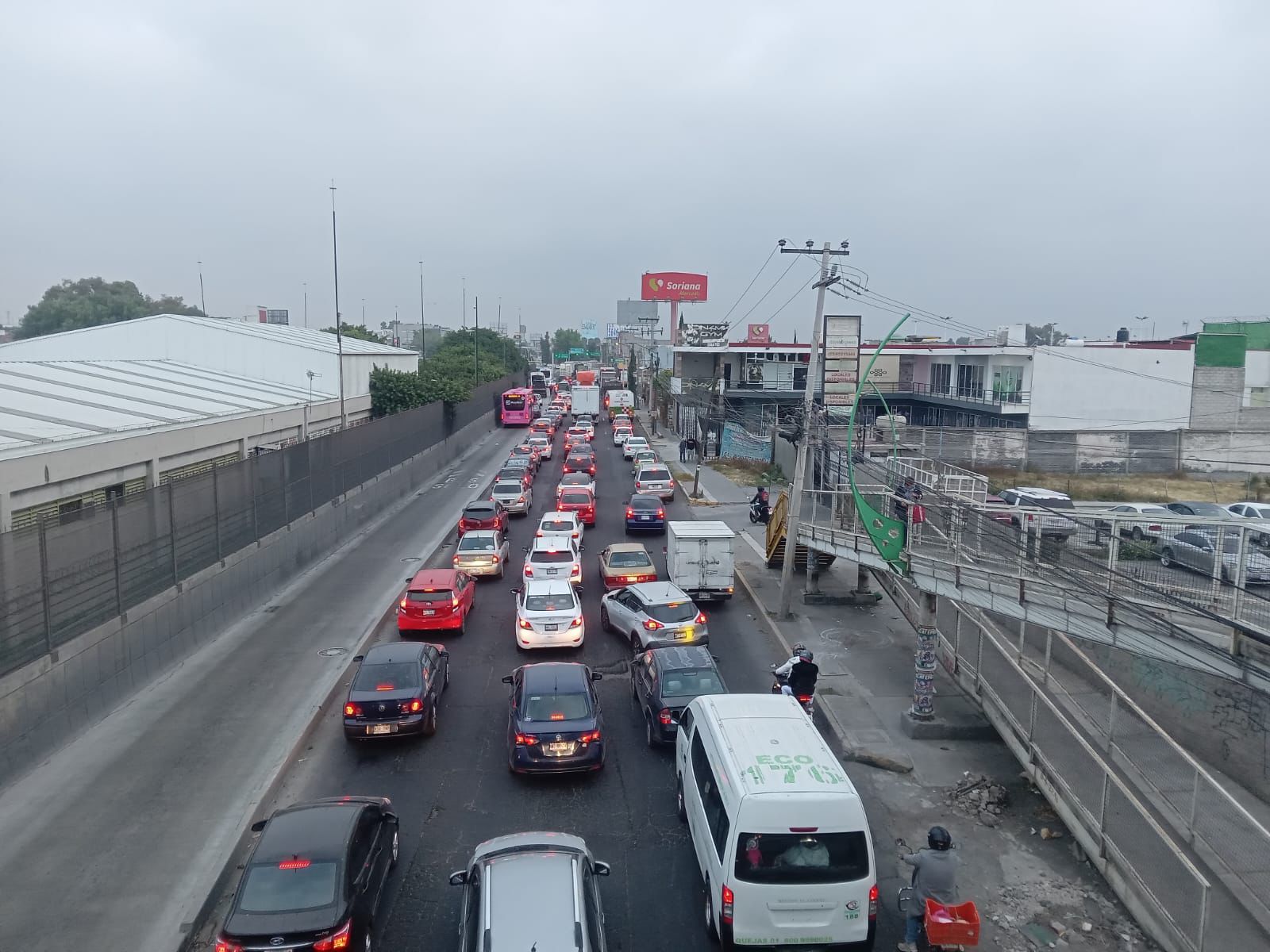 Largas filas de vehículos atrapados en los bloqueos de Ecatepec, que afectaron a miles de conductores y pasajeros.