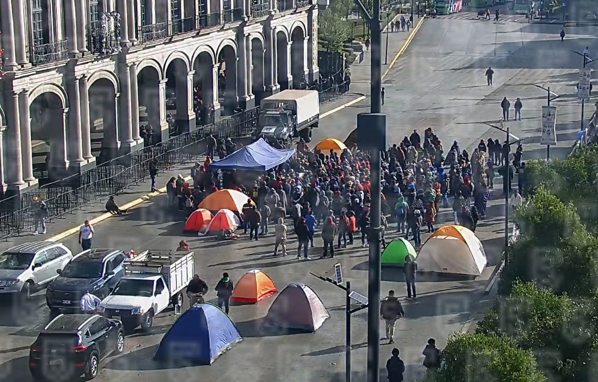 Los trabajadores sindicalizados se dirigieron al Palacio de Gobierno en Toluca.