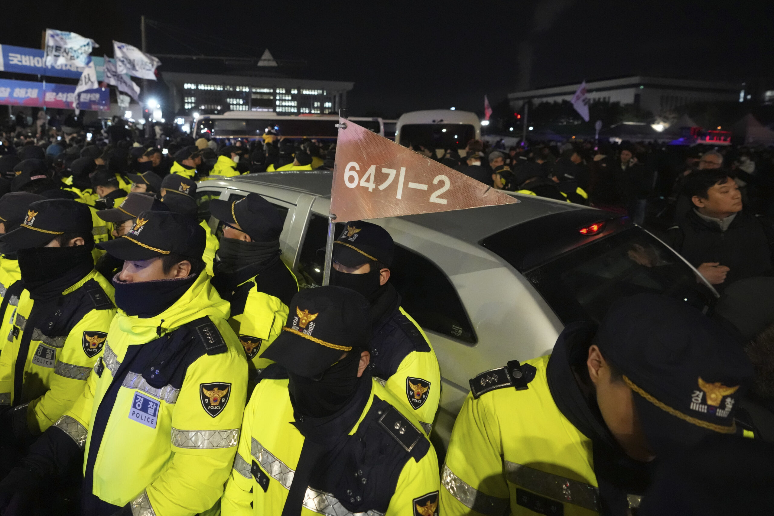 Soldados surcoreanos rodearon el Parlamento durante la noche después de que el presidente declarara la ley marcial. Foto: AP