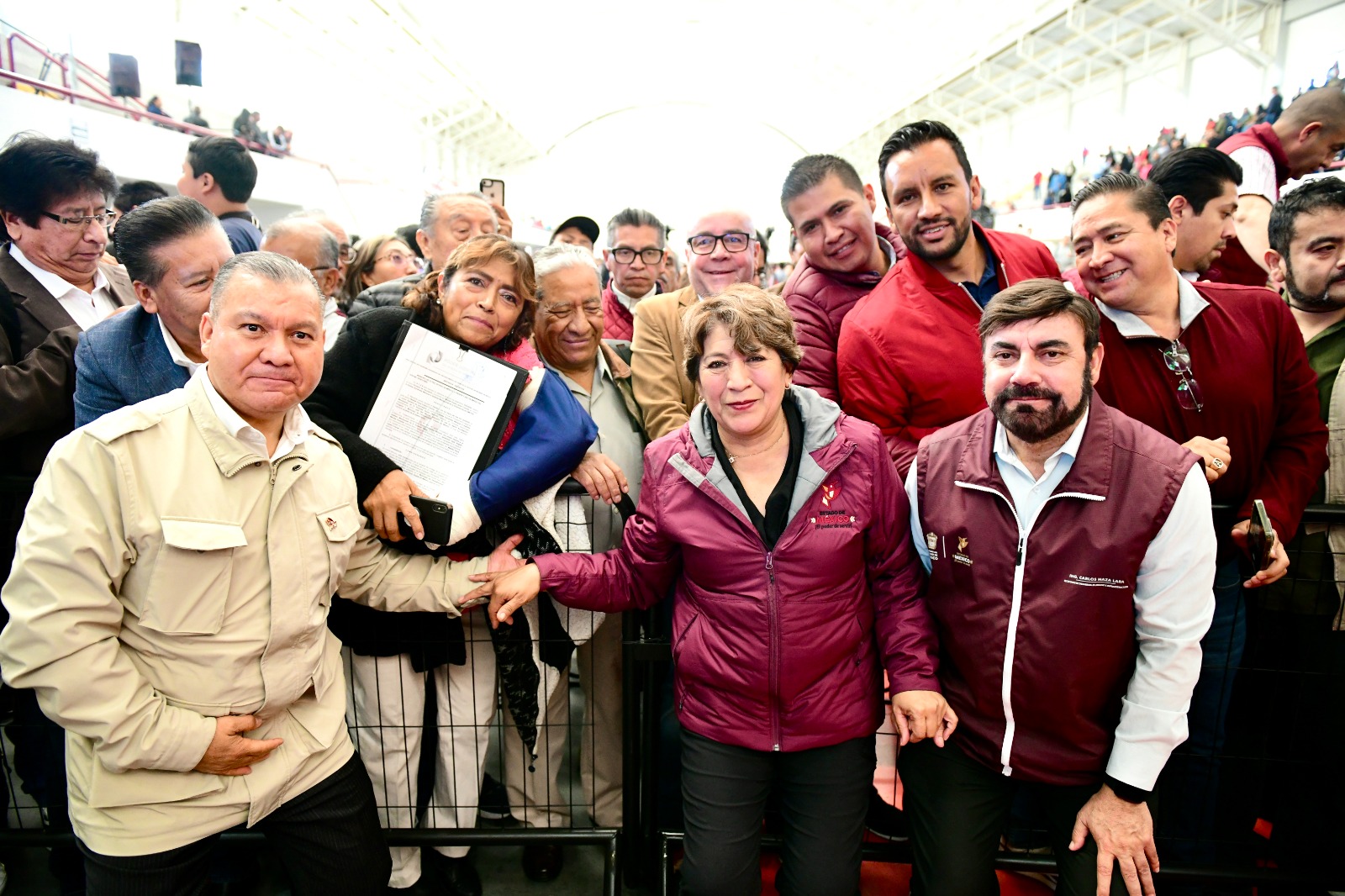 Ciudadanos de Ecatepec celebran la entrega de títulos de propiedad que garantizan estabilidad jurídica.