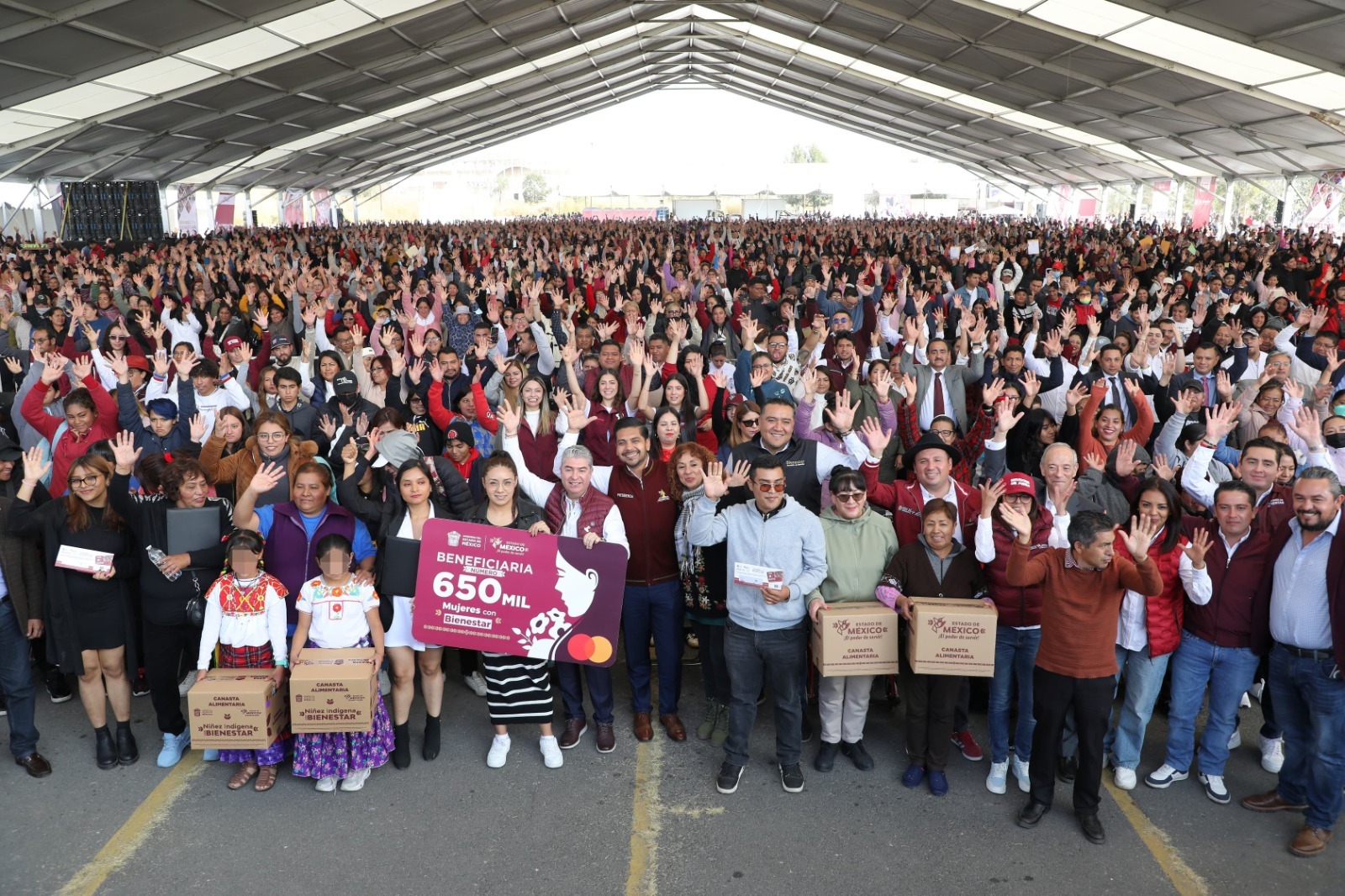 Beneficiarias del programa reciben tarjetas y canastas alimentarias en el evento realizado por el Gobierno del Estado de México.