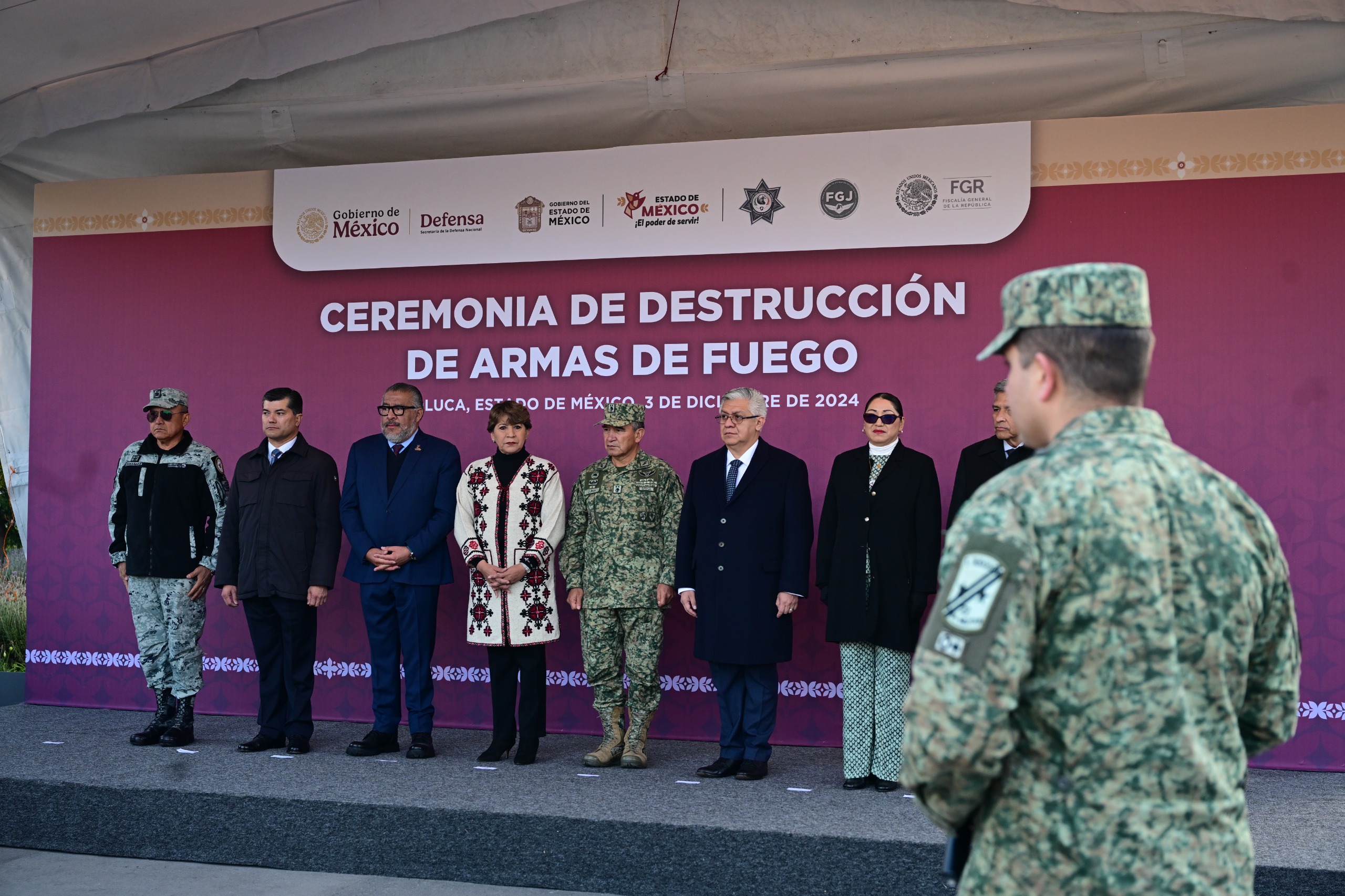 Delfina Gómez supervisando la destrucción de armas como parte de su estrategia de seguridad.