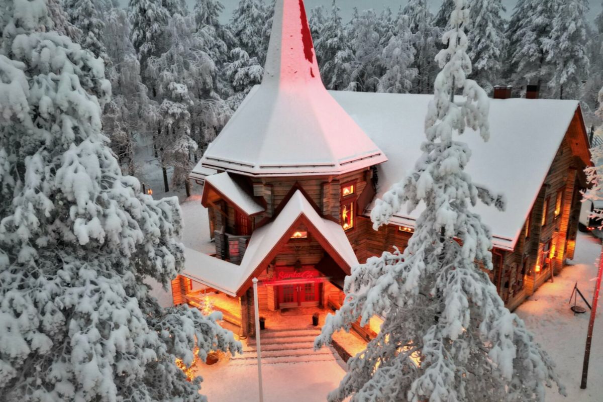 En la Casa de Santa Claus, cada rincón está lleno de magia, nieve y sonrisas.