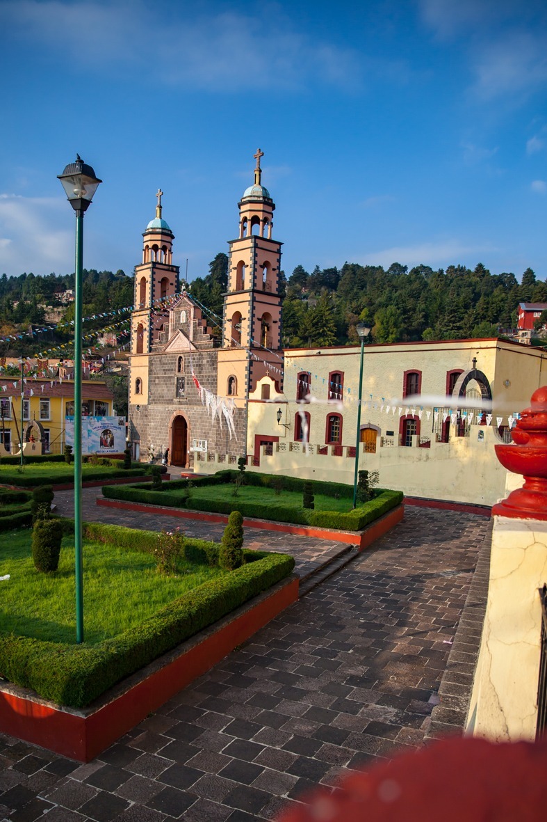 Cada rincón refleja la devoción y el arte sacro que dan vida a estas tradiciones.