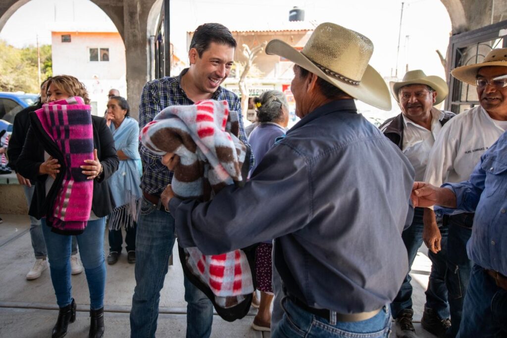 Entrega despensas en El Marqués