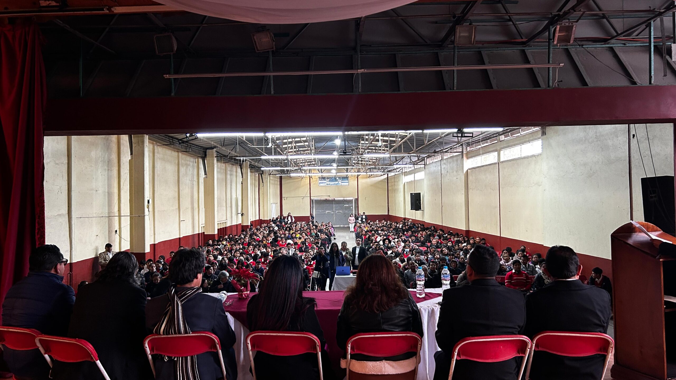 Padres de familia y autoridades dialogan sobre el impacto del programa en la comunidad.