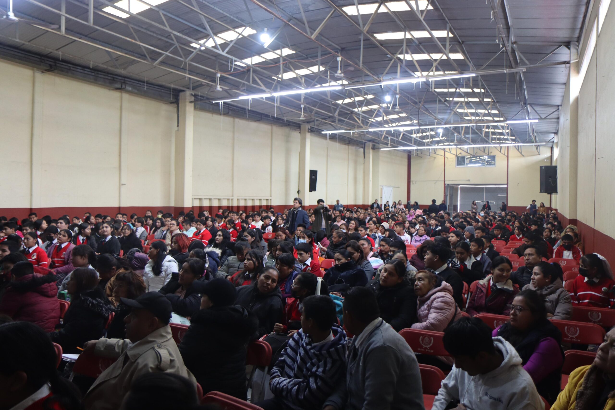 Estudiantes participan activamente en el lanzamiento del programa en su escuela.
