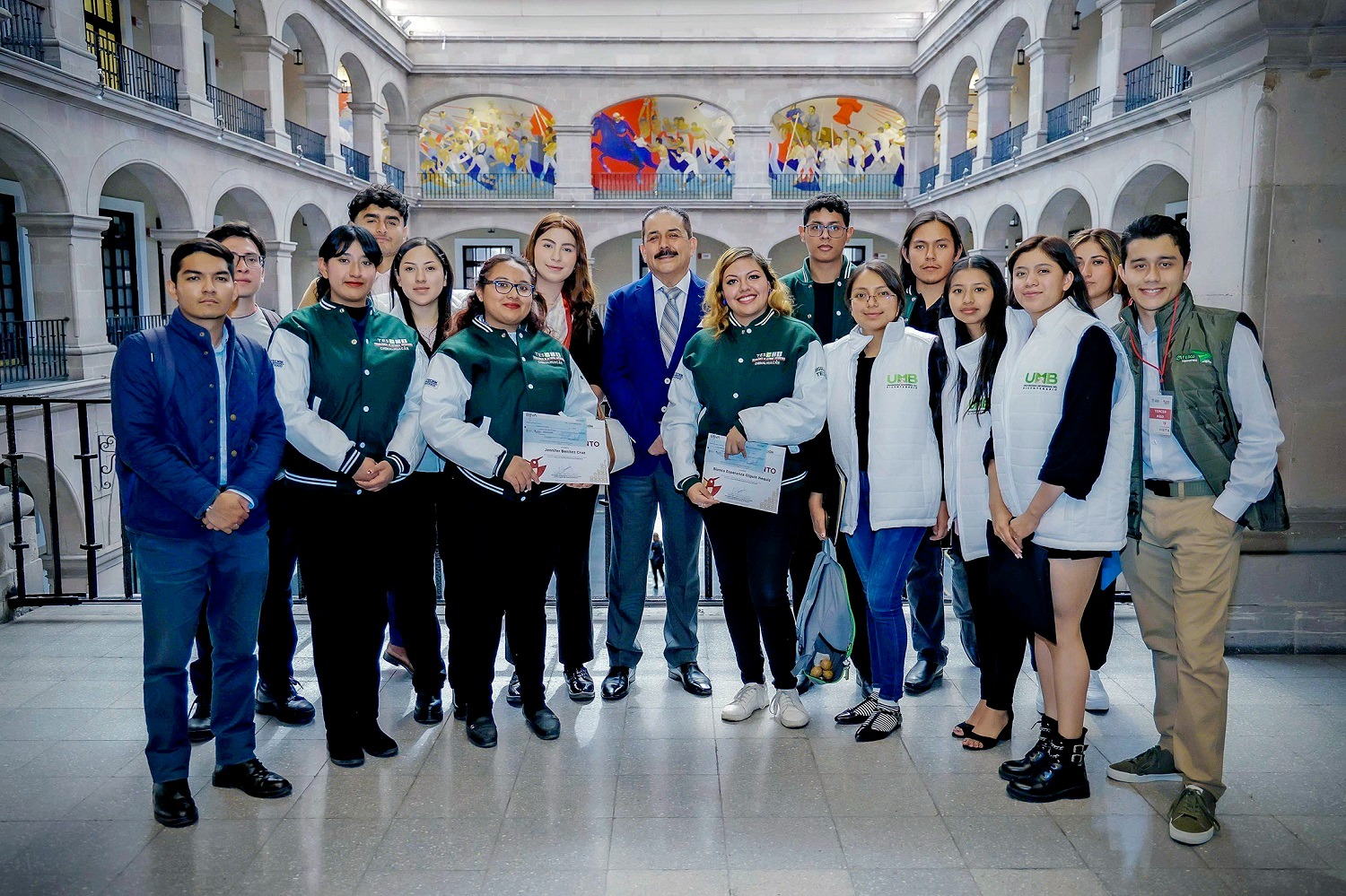 Autoridades estatales entregaron becas a estudiantes de diferentes instituciones del Edomex.