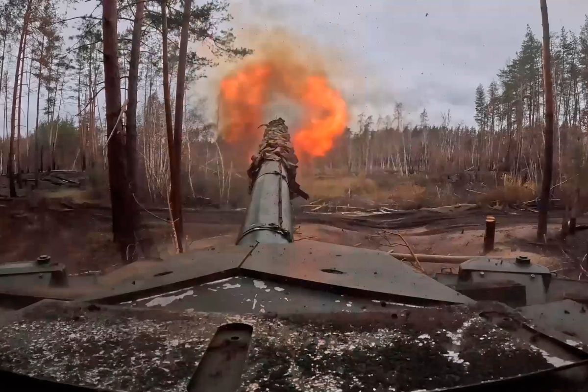 Ucrania continúa en guerra, con riesgos constantes por bombardeos y minas terrestres. Foto: AP