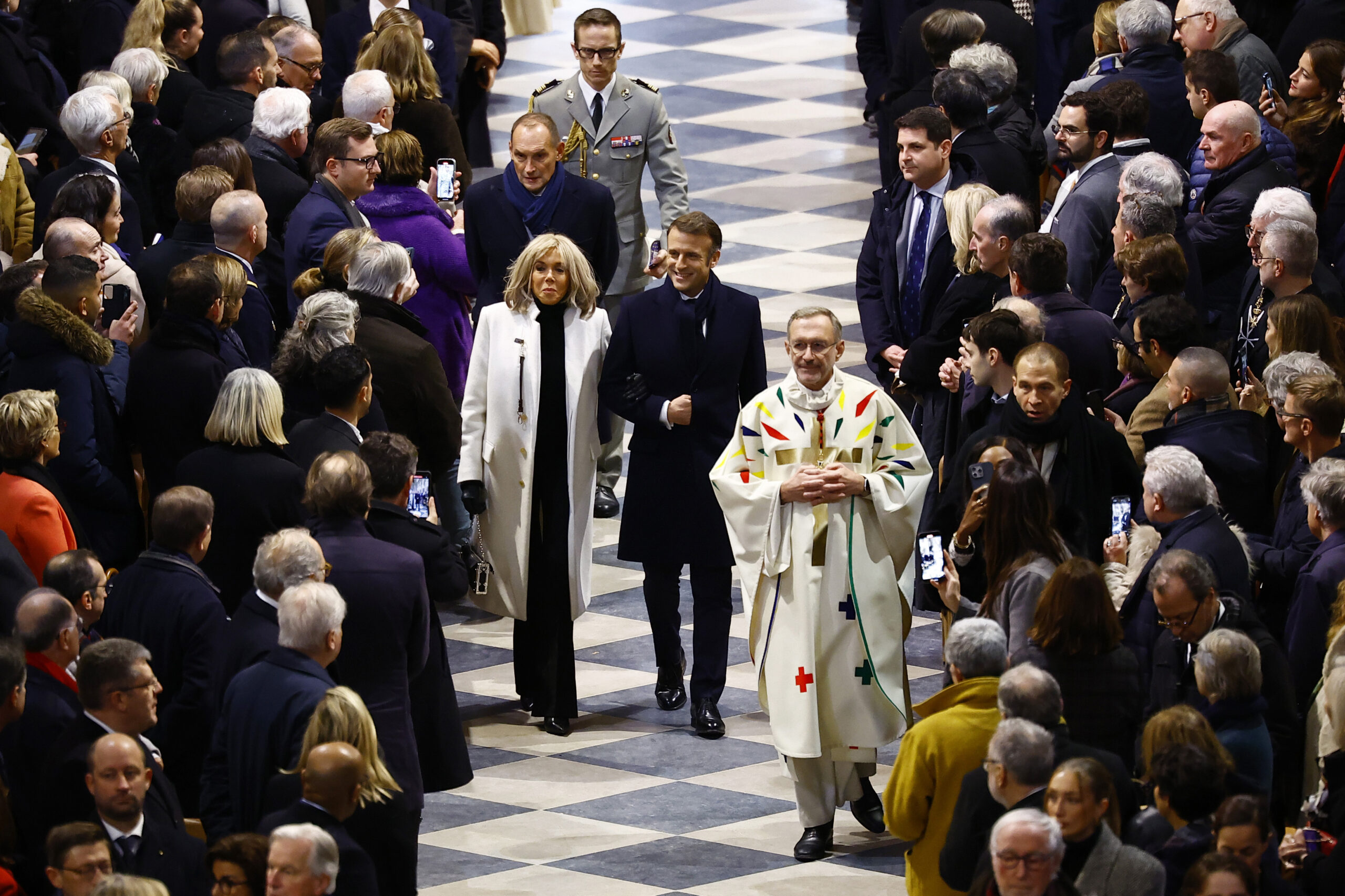 El arzobispo Laurent Ulrich preside la primera misa en Notre Dame desde el incendio de 2019. Foto: AP