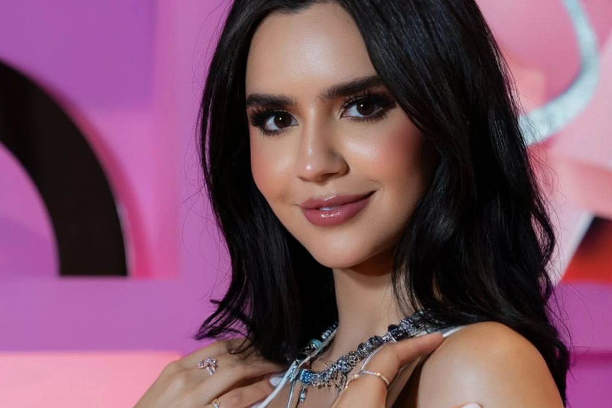 Zu Clemente, Miss Honduras 2023, posando con deslumbrantes joyas de Pandora en Bangkok.