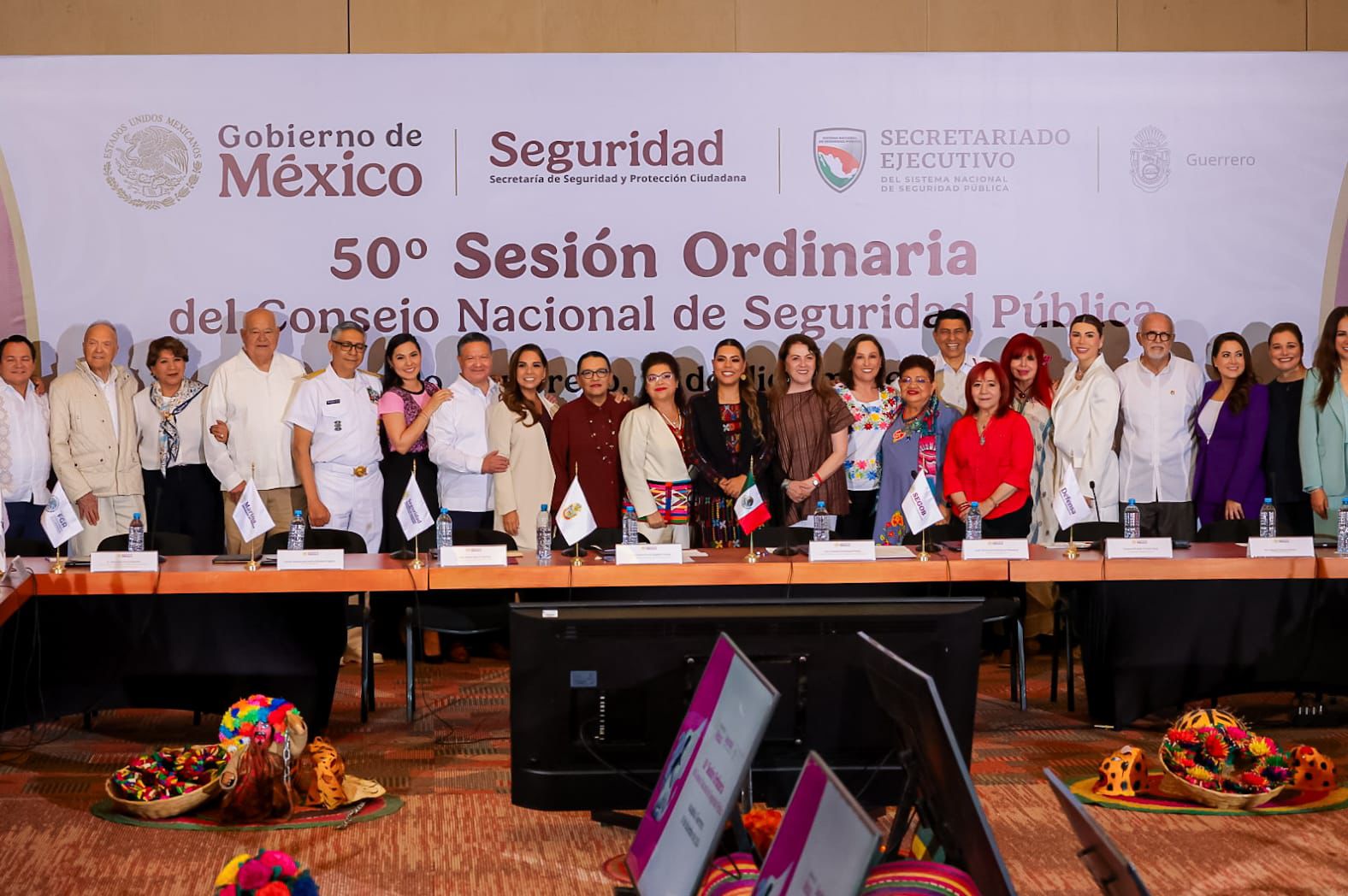 Gobernadores y funcionarios delinean estrategias de seguridad durante la sesión en Acapulco.
