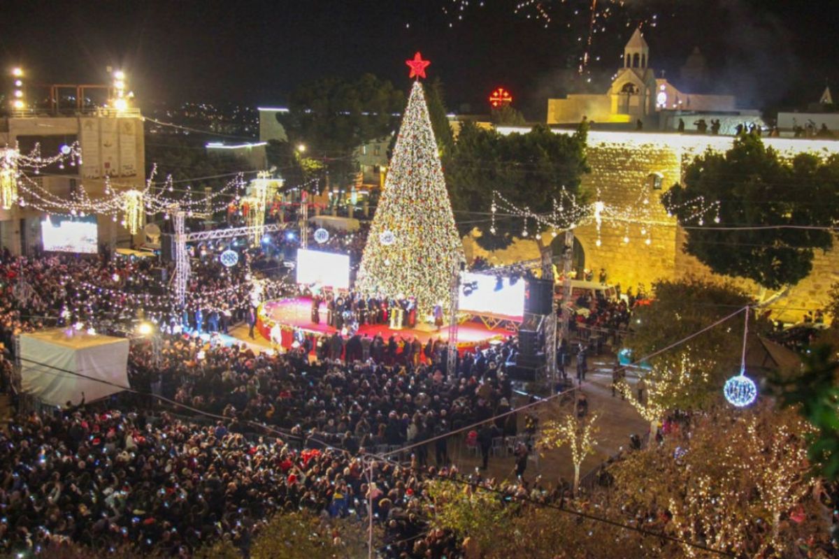Peregrinos celebrando la Navidad en Belén, entre procesiones y oraciones.