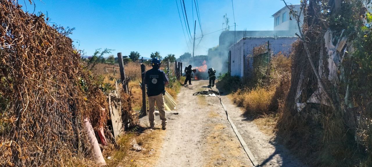 El fuego alcanzó un pastizal cercano, pero no causó daños mayores gracias a la pronta intervención.