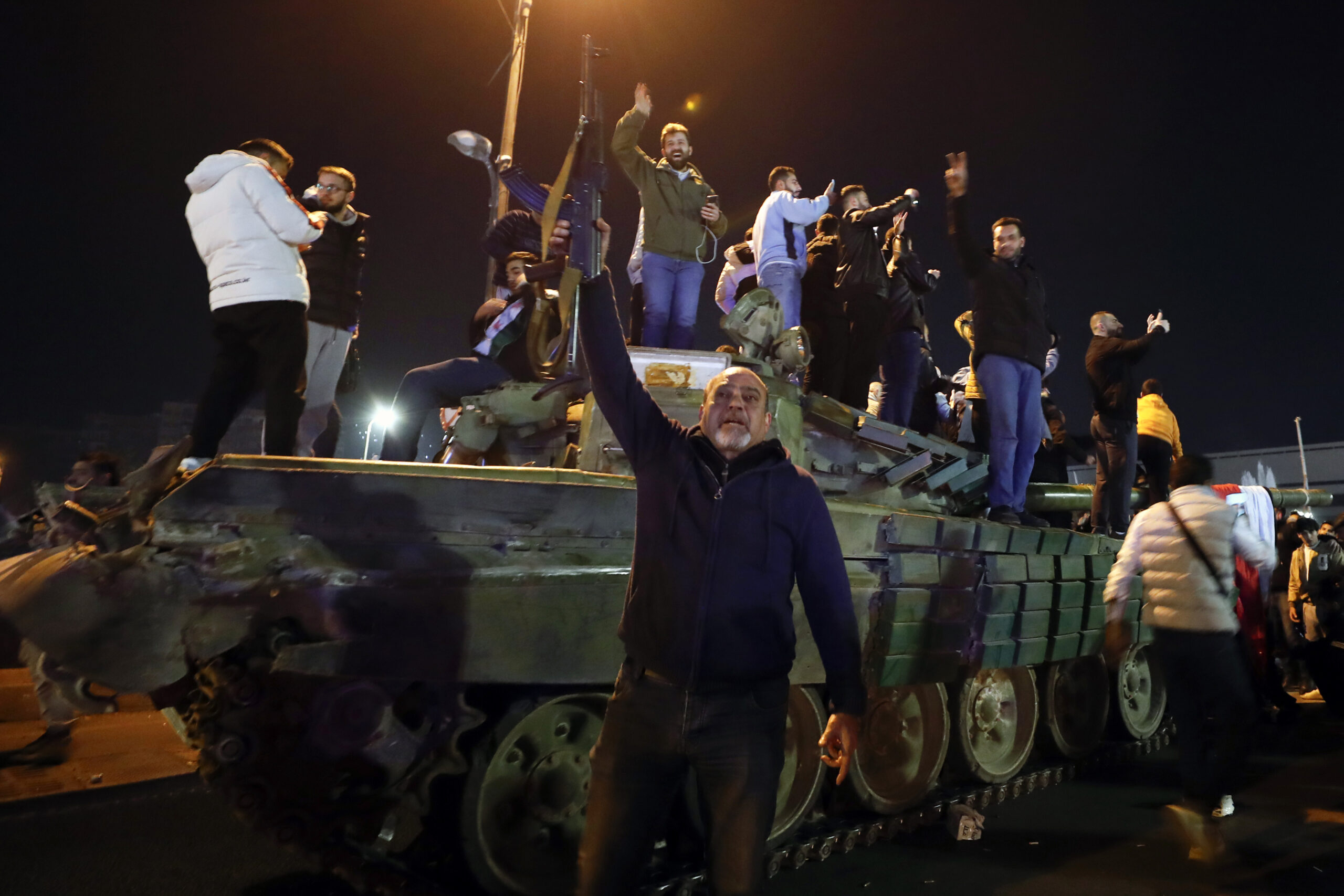 Sirios celebran la llegada de combatientes de oposición a Damasco, en Siria. Foto: AP