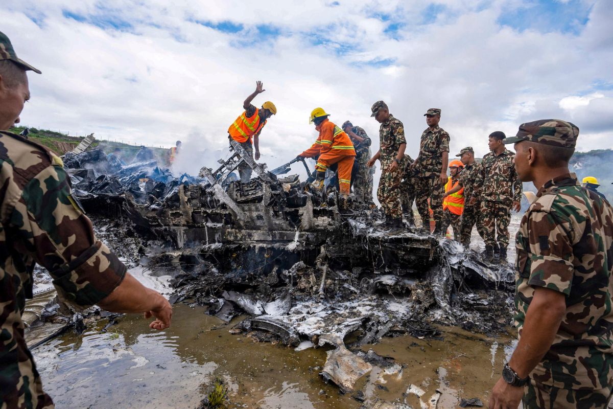 Personal militar de Nepal busca supervivientes entre los restos de un avión de Saurya Airlines que se estrelló poco después de despegar de la capital, Katmandú, Nepal, el 24 de julio de 2024. Foto: AP.