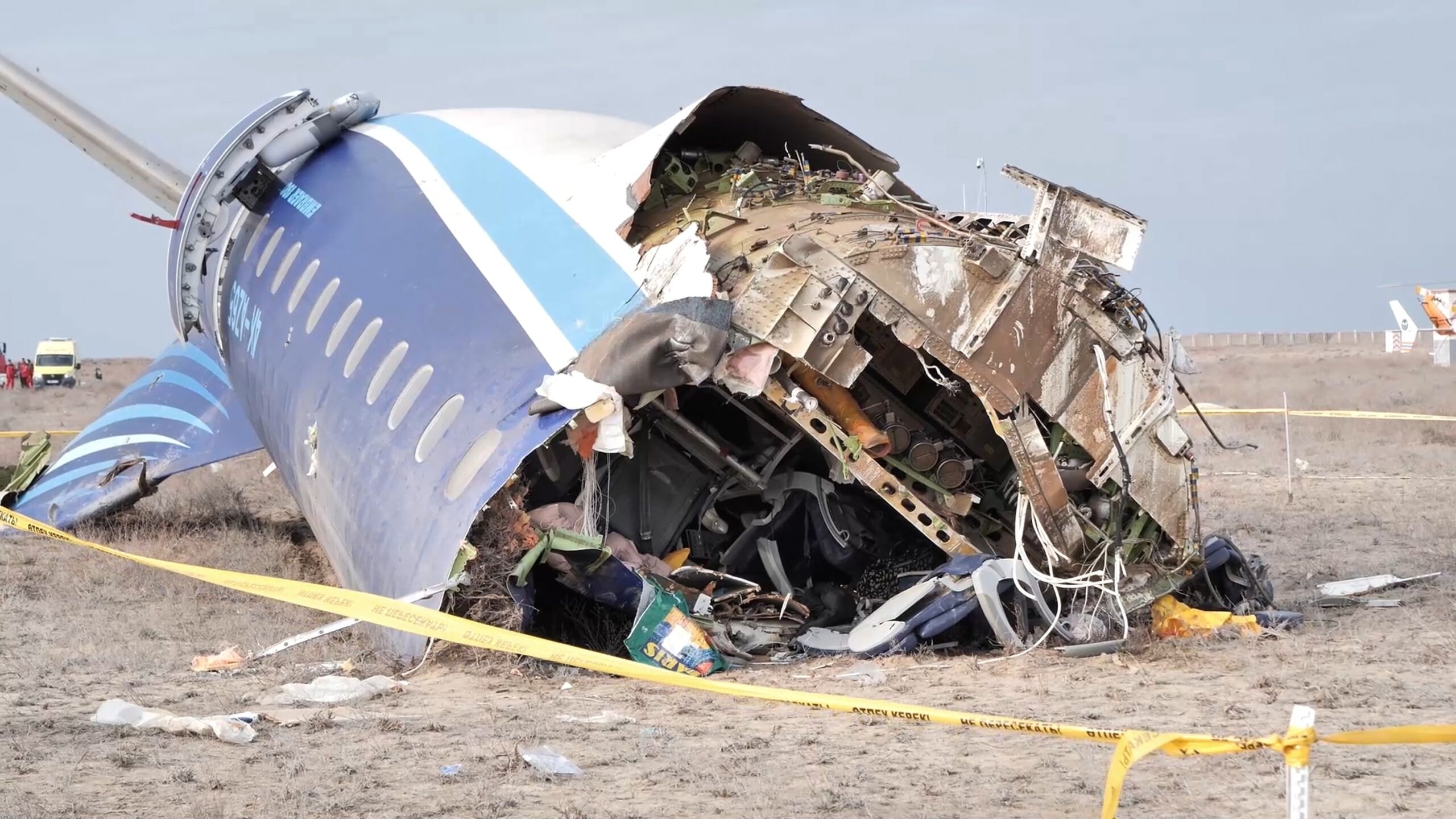 En esta imagen tomada de un video publicado por el gobierno de la región de Mangystau, los restos del avión Embraer 190 de Azerbaijan Airlines en el suelo cerca del aeropuerto de Aktau, Kazajistán, el miércoles 25 de diciembre de 2024.