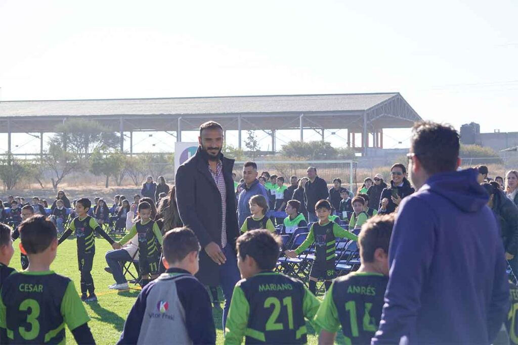 El Colegio Viktor Frankl, sede El Refugio, inauguró una cancha de fútbol para continuar con la formación integral de sus estudiantes