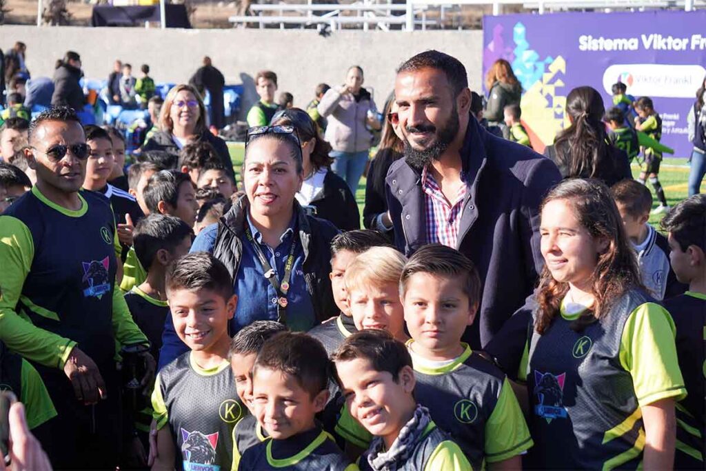 El Colegio Viktor Frankl, sede El Refugio, inauguró una cancha de fútbol para continuar con la formación integral de sus estudiantes