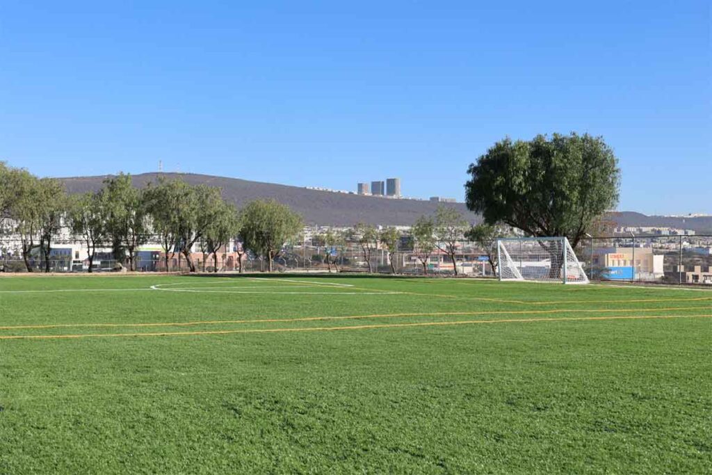 El Colegio Viktor Frankl, sede El Refugio, inauguró una cancha de fútbol para continuar con la formación integral de sus estudiantes