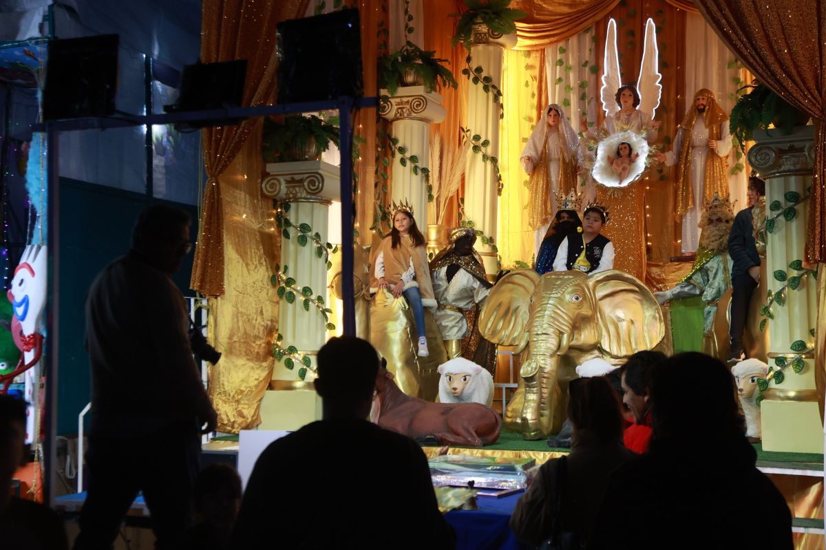 En México, los niños se toman fotos con los Reyes Magos.