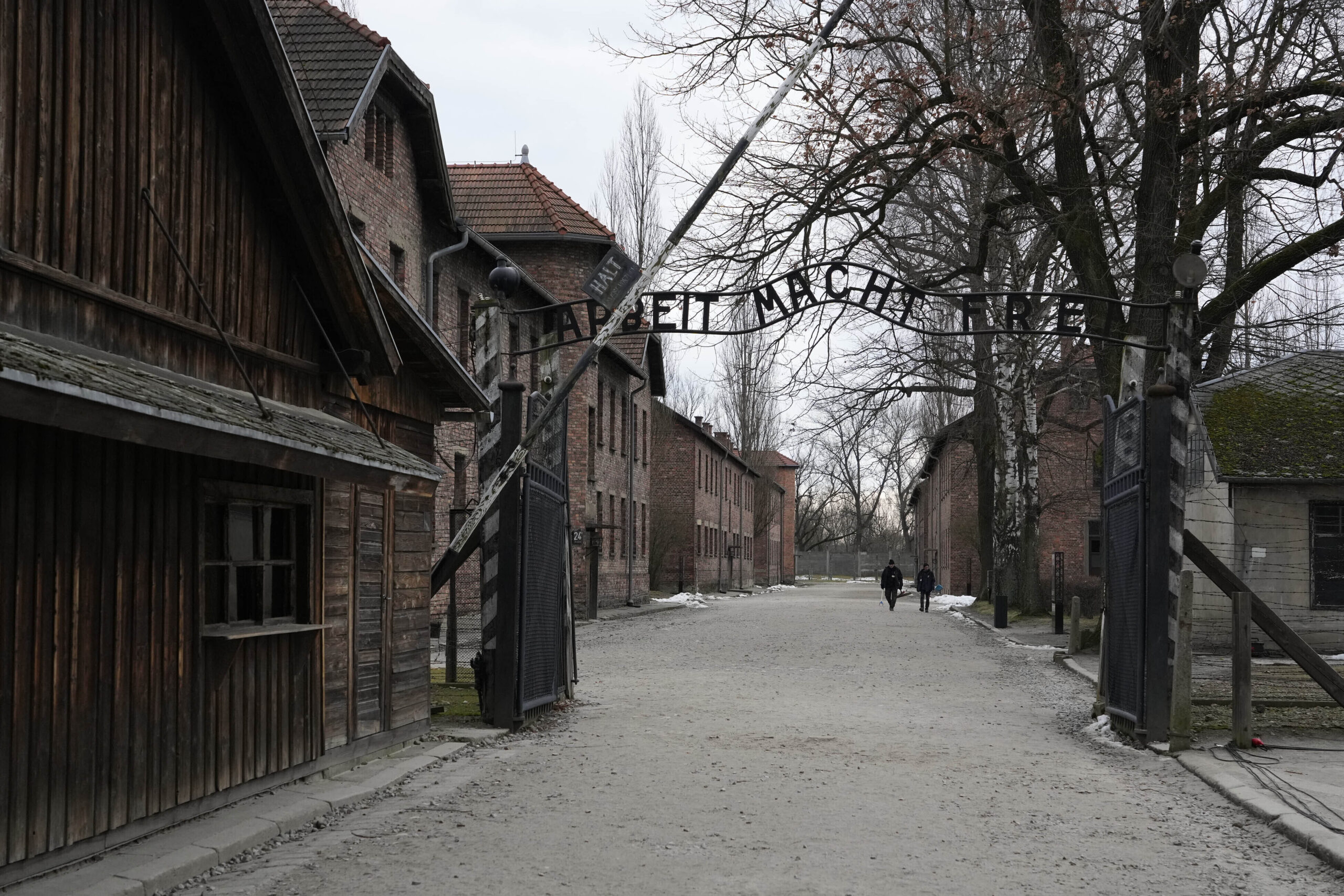 Gente visitando el Monumento y Museo Auschwitz-Birkenau, un antiguo campo de concentración y exterminio nazi alemán, en Oswiecim. Foto:  AP.