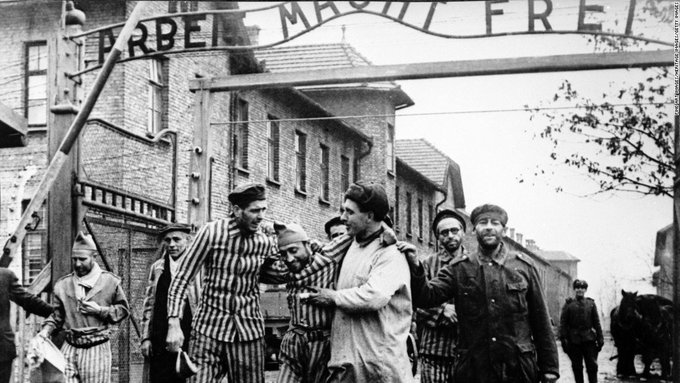 Una fila de prisioneros frente a las puertas del campo de concentración de Auschwitz. Foto:  Especial.