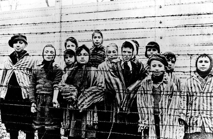 Los prisioneros marchan hacia las cámaras de gas en Auschwitz, donde millones fueron exterminados bajo el régimen nazi. Foto:  Especial.