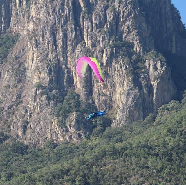 El vuelo de parapente coincide con la temporada de la Mariposa Monarca, símbolo del Estado de México.