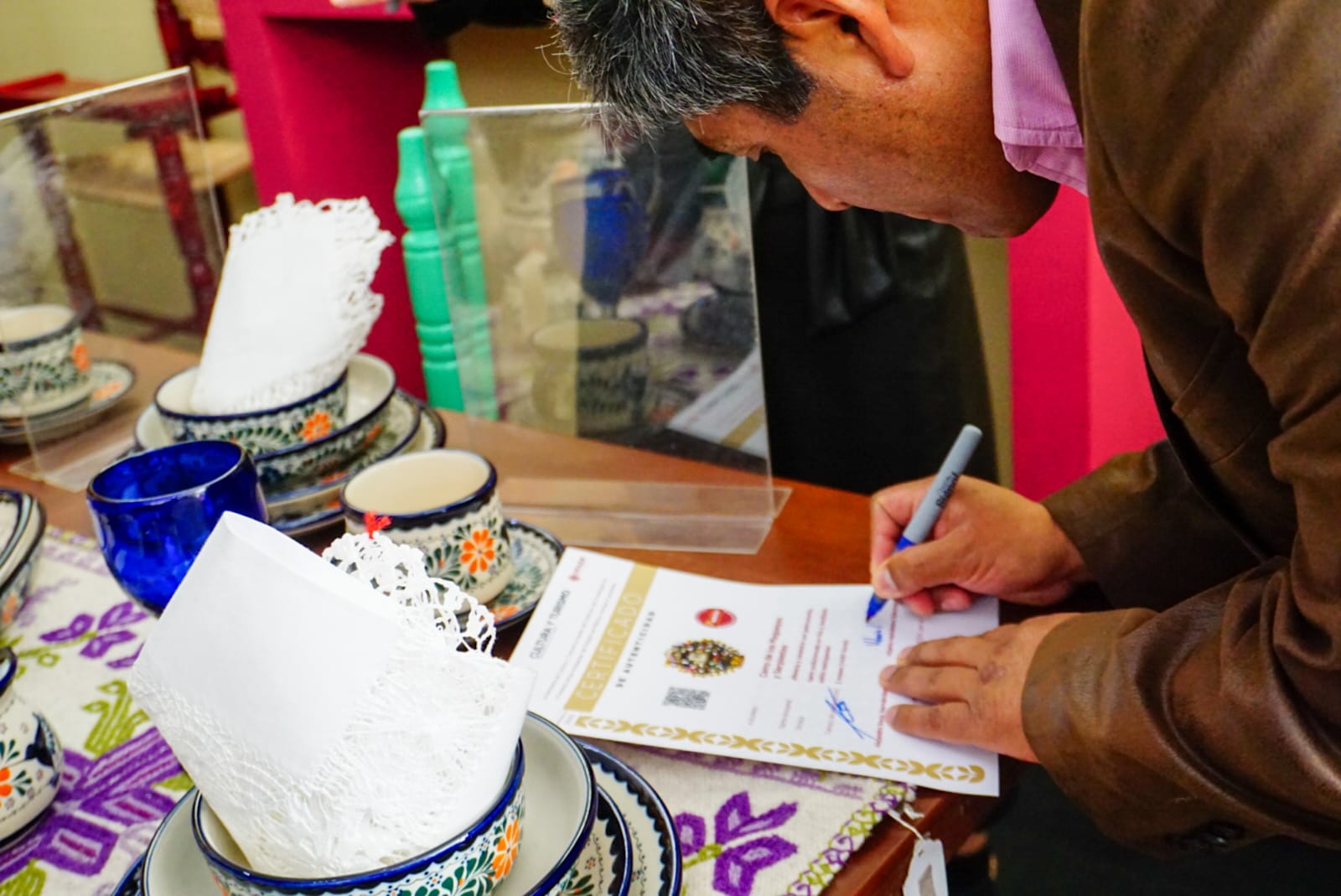 Certificación de autenticidad entregada a los artesanos en Toluca.