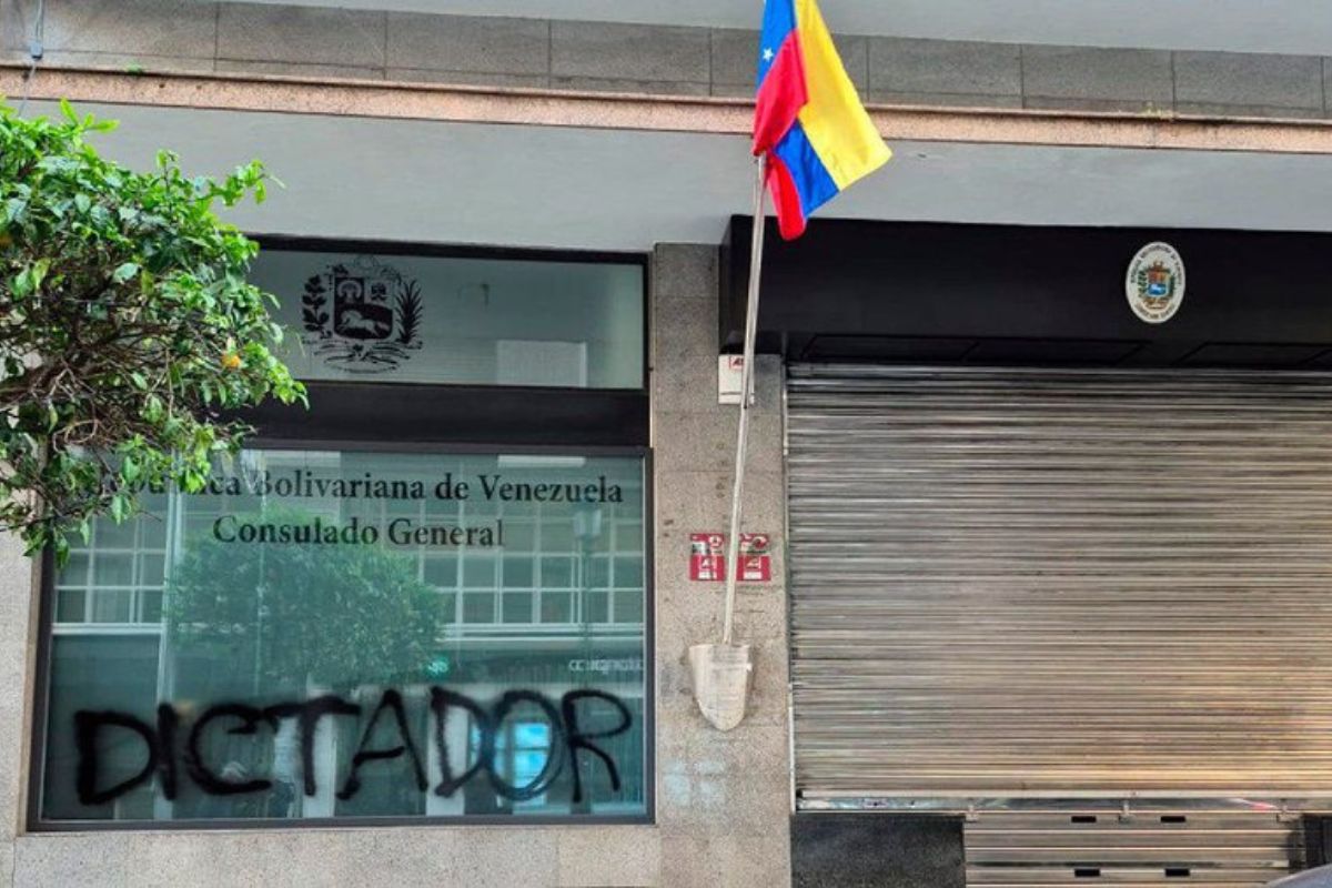 Fachada del consulado de Venezuela con daños menores tras ataque incendiario.