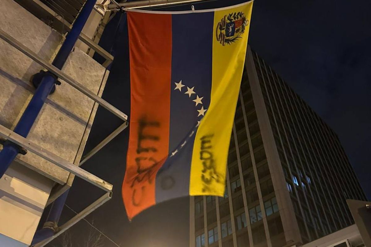 Bandera venezolana pintada con la palabra 
