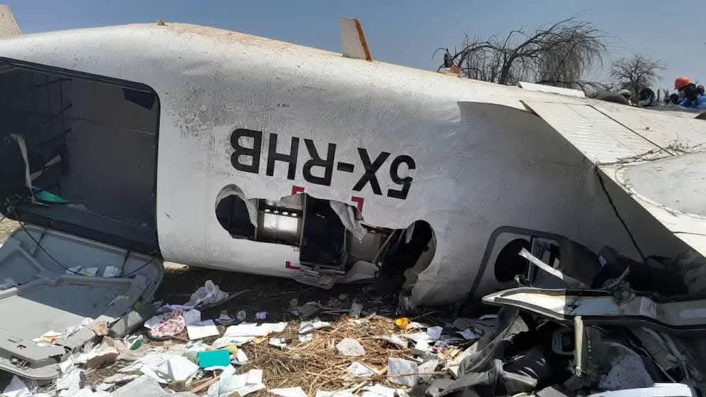Familiares de las víctimas esperan noticias tras el trágico siniestro aéreo.