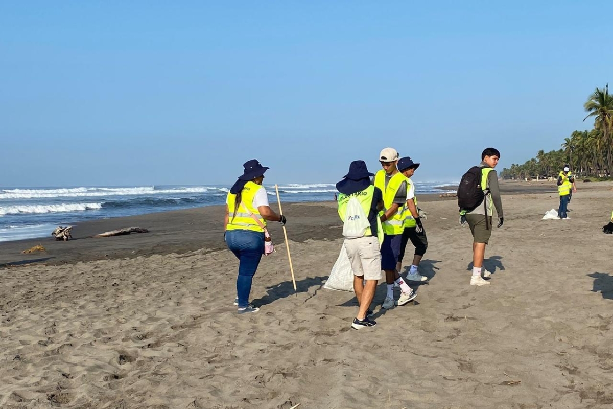 Cemex y Regenera limpian playas de Michoacán y Oaxaca (2)