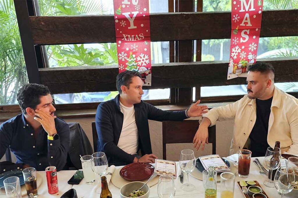 El chef queretano Rafael Covarrubias fue festejado por amigos y familiares en el restaurante Cócono, por su reciente obtención de la Estrella Michelin a uno de sus restaurantes