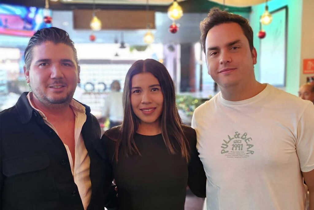 El chef queretano Rafael Covarrubias fue festejado por amigos y familiares en el restaurante Cócono, por su reciente obtención de la Estrella Michelin a uno de sus restaurantes