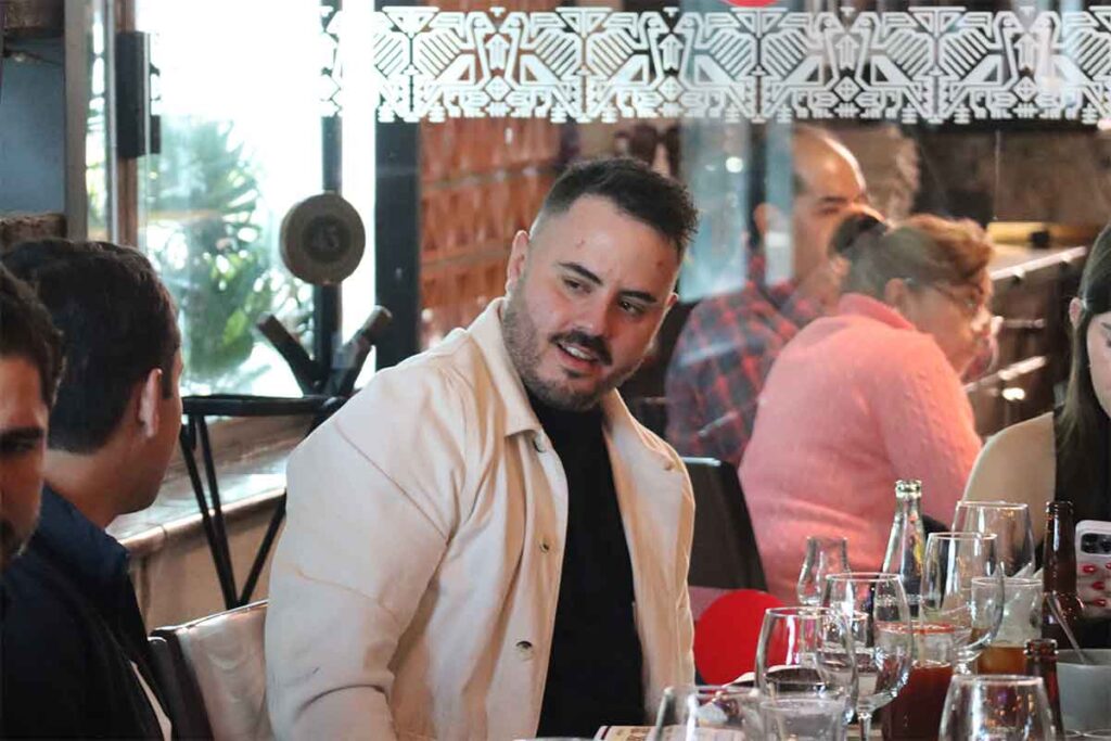 El chef queretano Rafael Covarrubias fue festejado por amigos y familiares en el restaurante Cócono, por su reciente obtención de la Estrella Michelin a uno de sus restaurantes