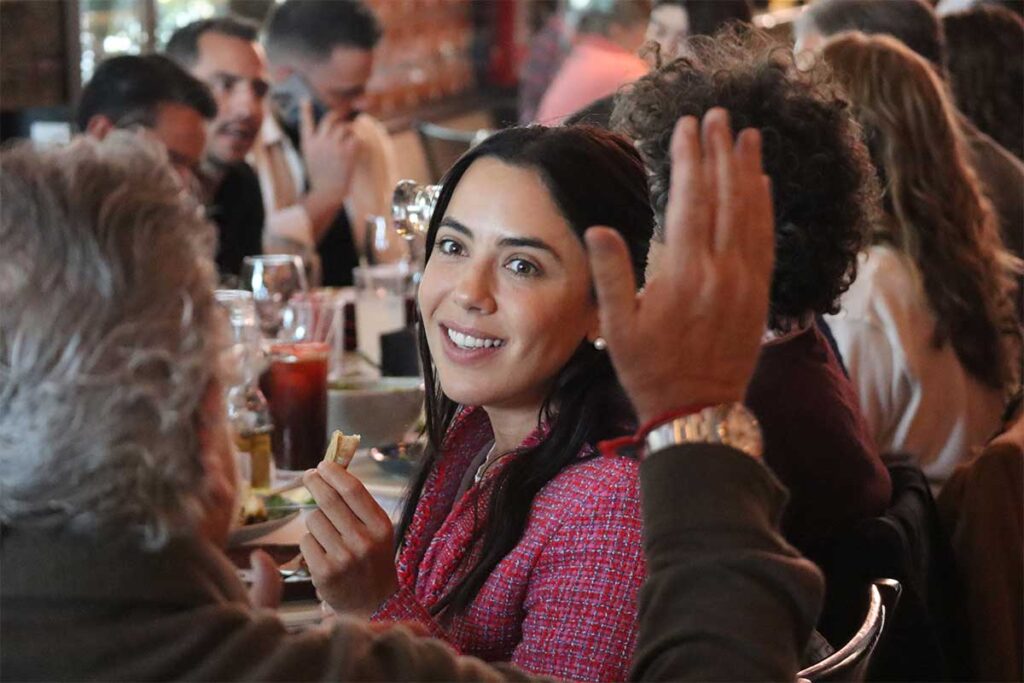 El chef queretano Rafael Covarrubias fue festejado por amigos y familiares en el restaurante Cócono, por su reciente obtención de la Estrella Michelin a uno de sus restaurantes