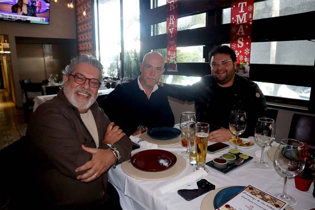 El chef queretano Rafael Covarrubias fue festejado por amigos y familiares en el restaurante Cócono, por su reciente obtención de la Estrella Michelin a uno de sus restaurantes
