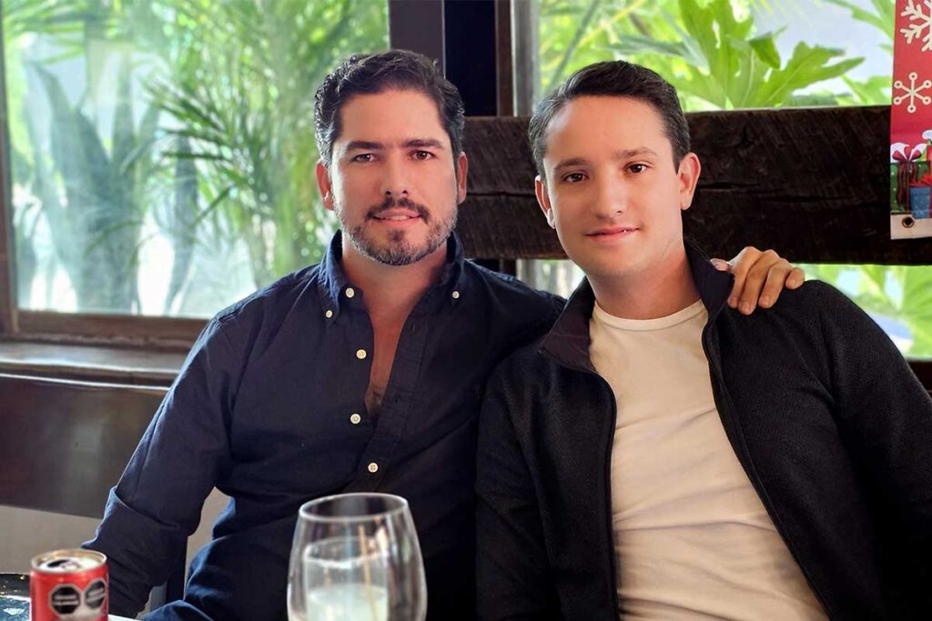 El chef queretano Rafael Covarrubias fue festejado por amigos y familiares en el restaurante Cócono, por su reciente obtención de la Estrella Michelin a uno de sus restaurantes