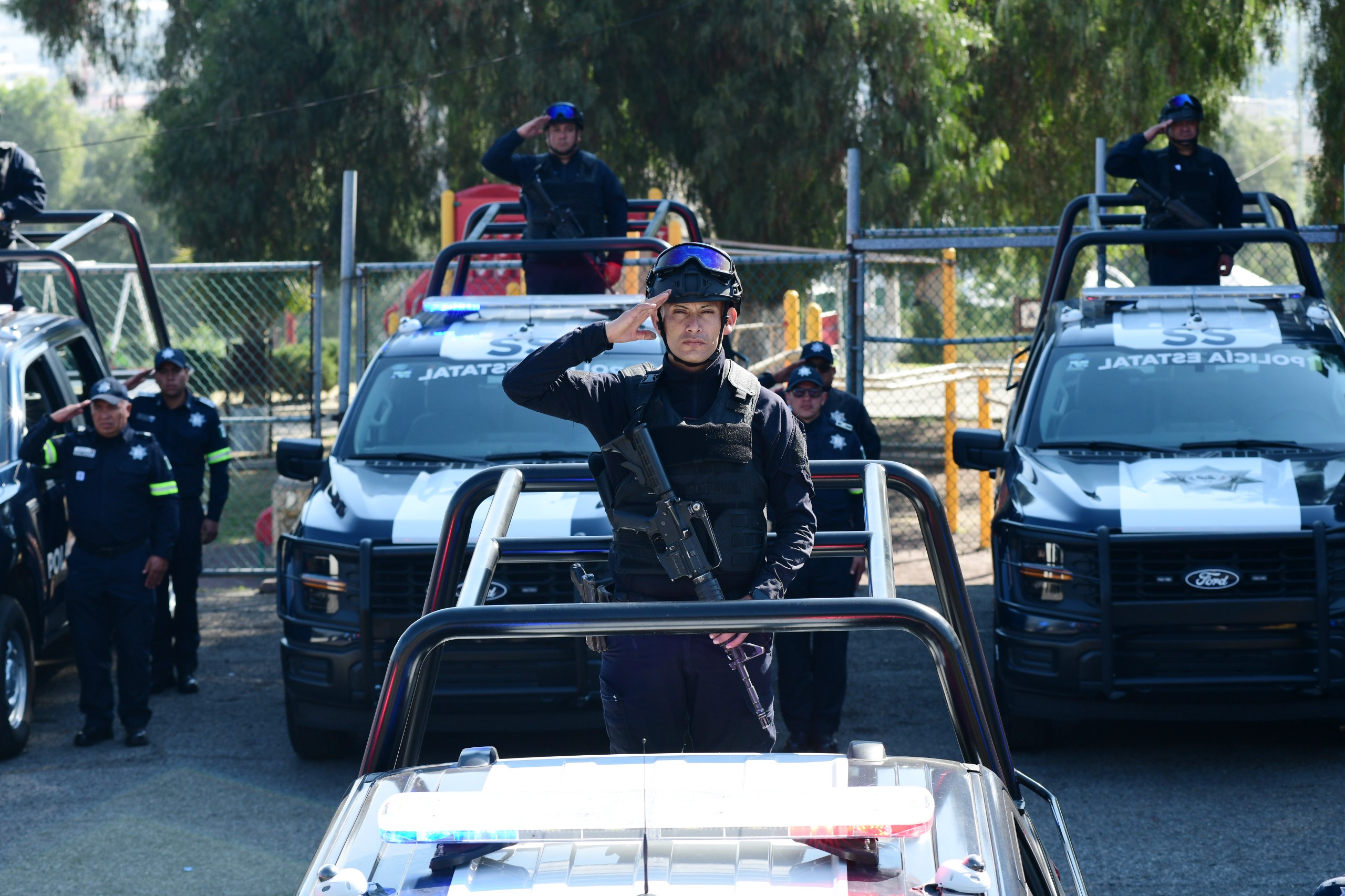 Equipo táctico y mejoras salariales, parte del compromiso con los policías mexiquenses.