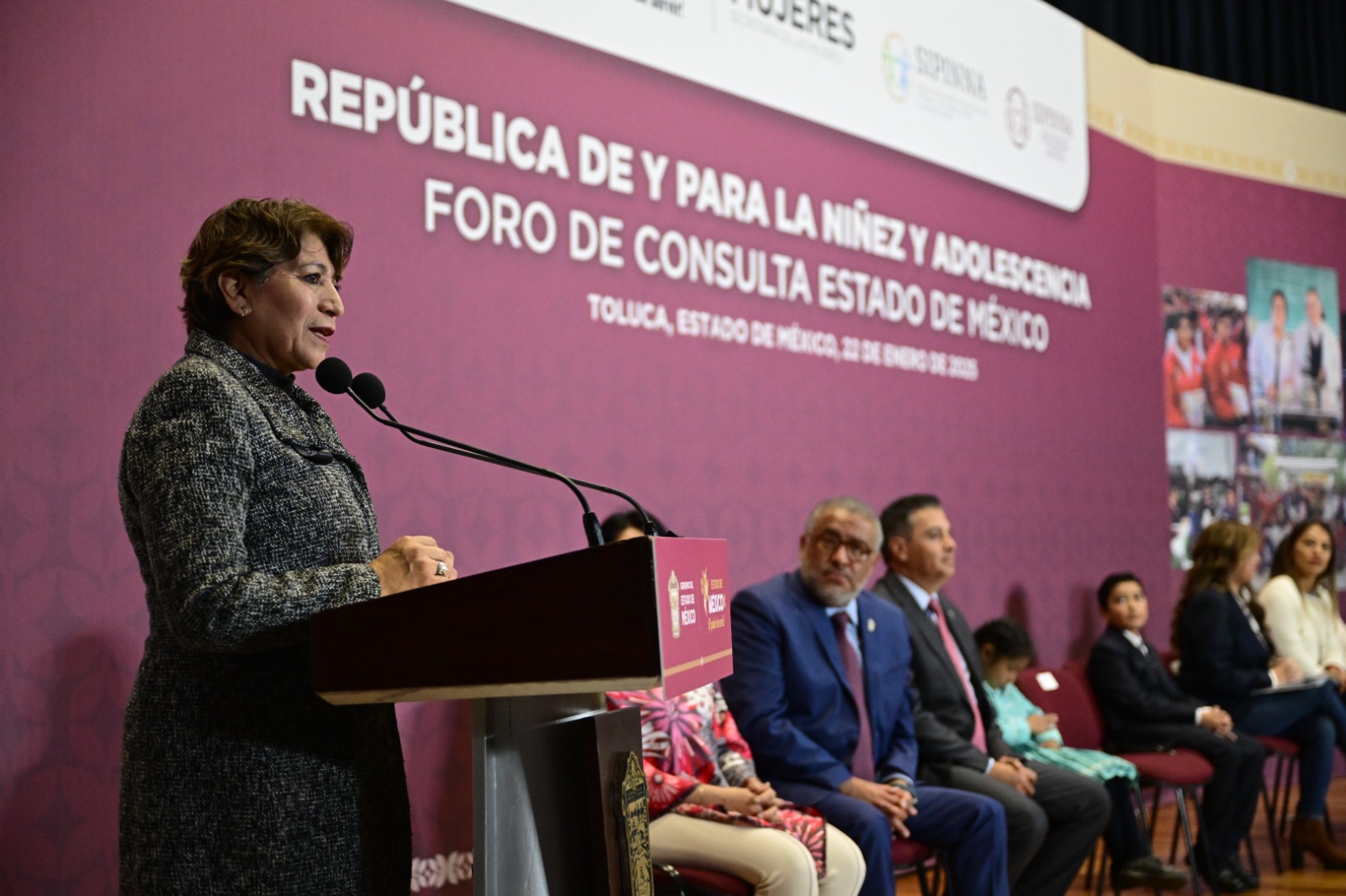Gobernadora Delfina Gómez Álvarez en el foro 