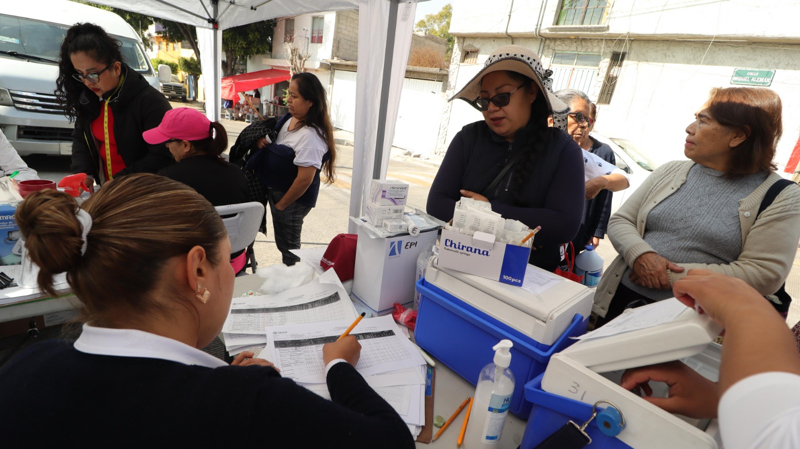 Personal de salud aplica vacunas contra covid e influenza en centros de atención.