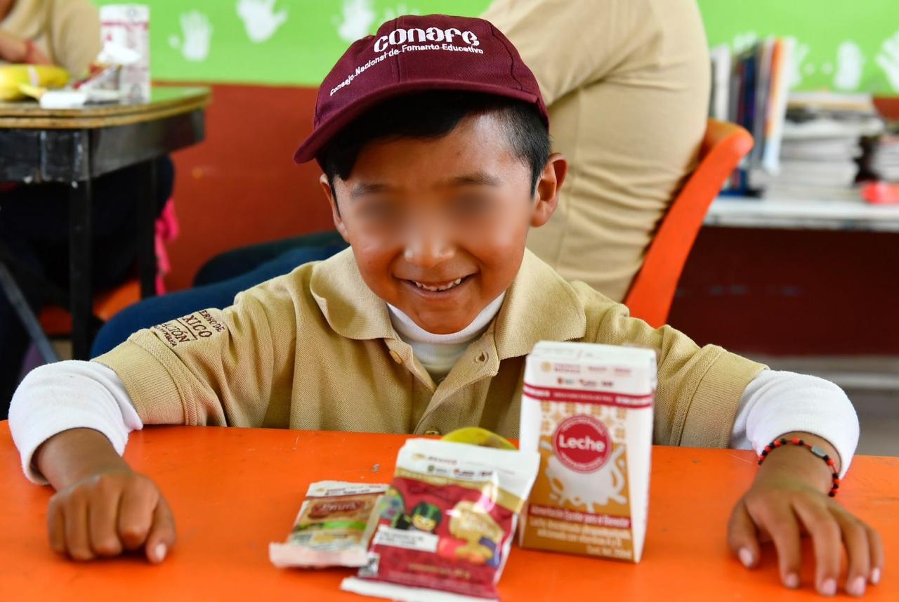 Niñas y niños reciben desayunos escolares saludables, una acción clave del DIFEM.